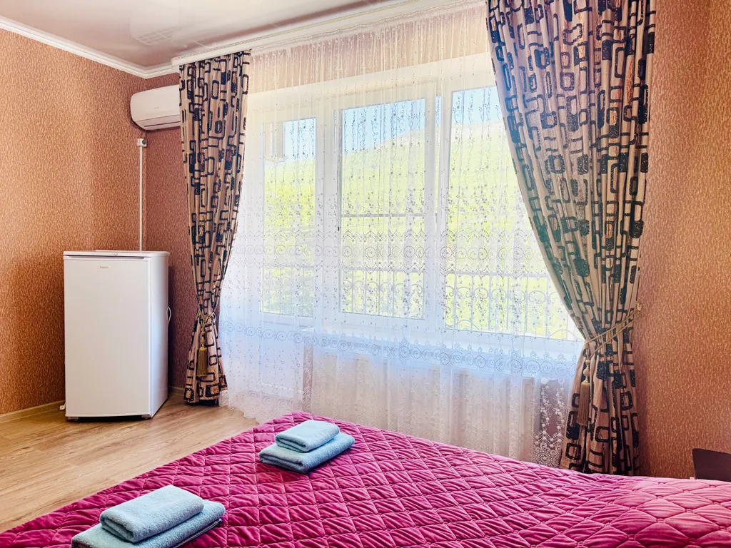 Трехместный номер с балконом, с видом на горы