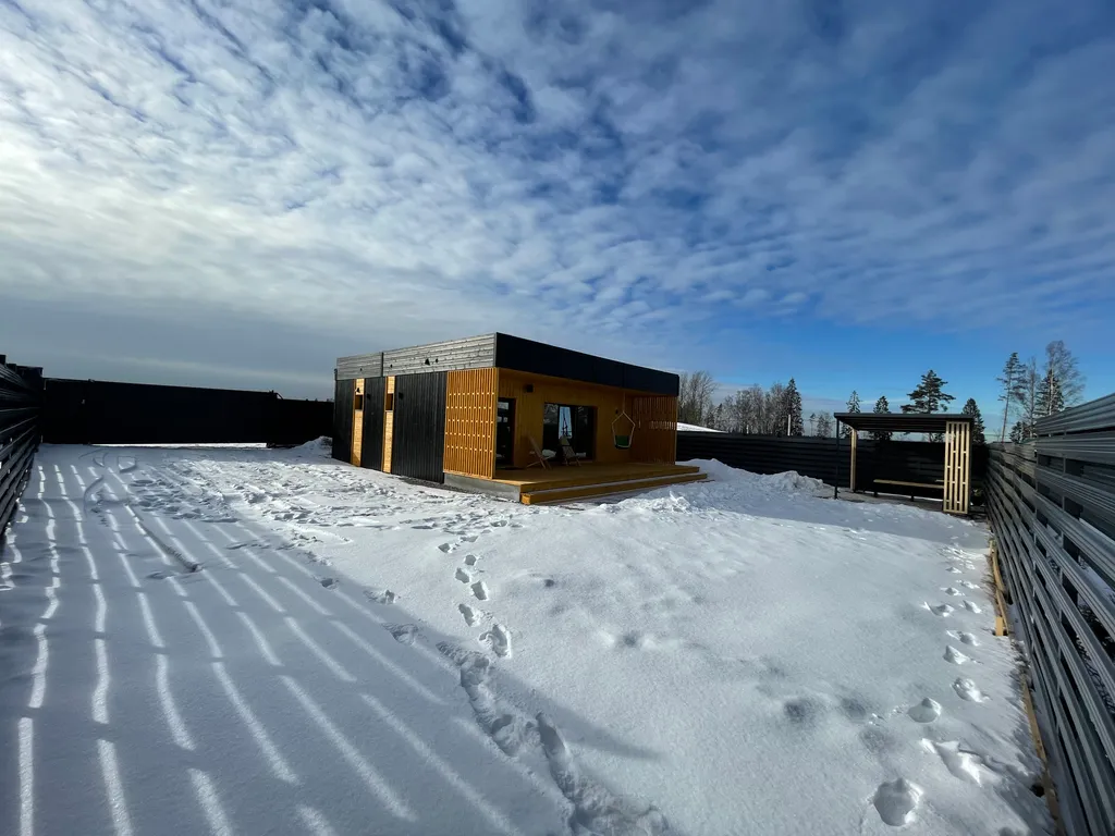 Коттедж с сауной на горке