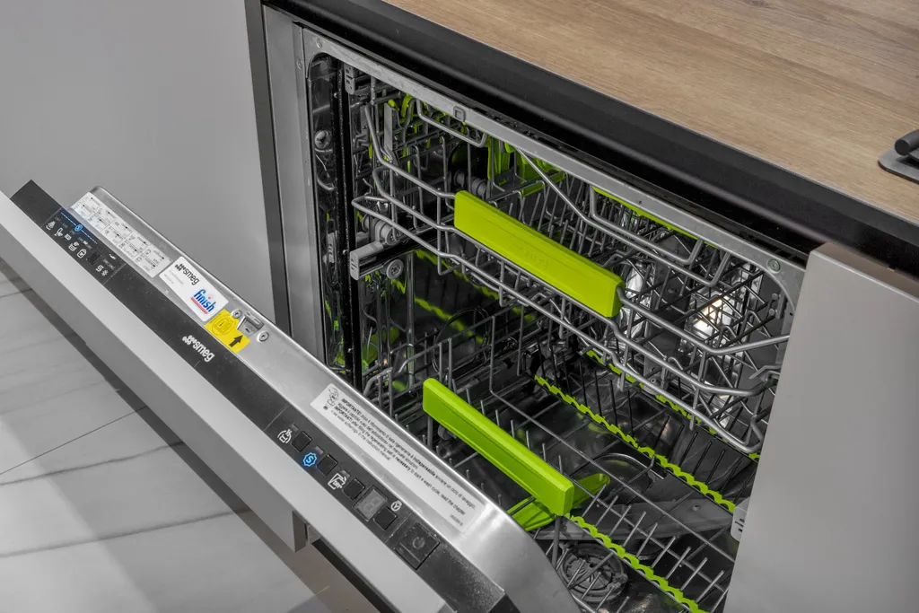 Квартира в элитном ЖК с плетеной мебелью на балконе от Juls Apart