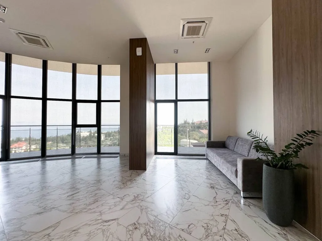 Апартаменты с видом на море и горы в доме бизнес класса