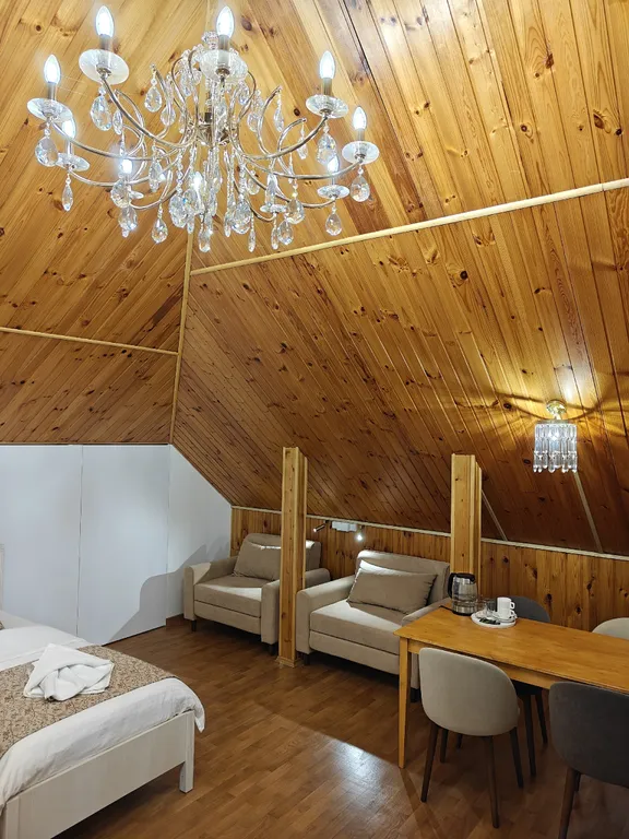 Четырехместный семейный номер с четырьмя кроватями в мансарде