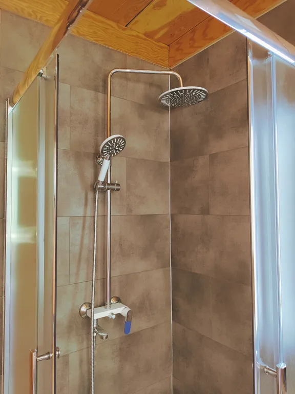 Эстетичный мини-домик с горячими ваннами и купелью