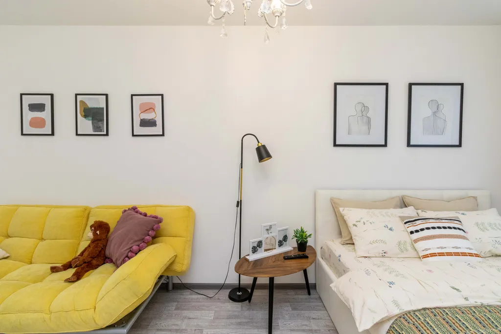 Квартира с жёлтым диваном