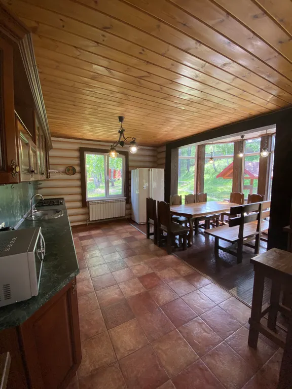 Уютный дом с камином в центре