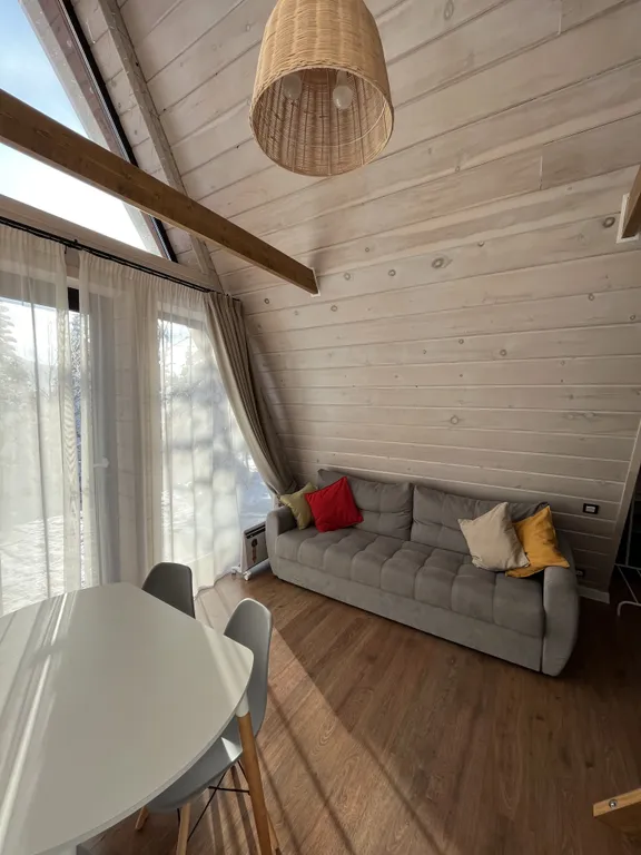 Уютный треугольный домик в лесу