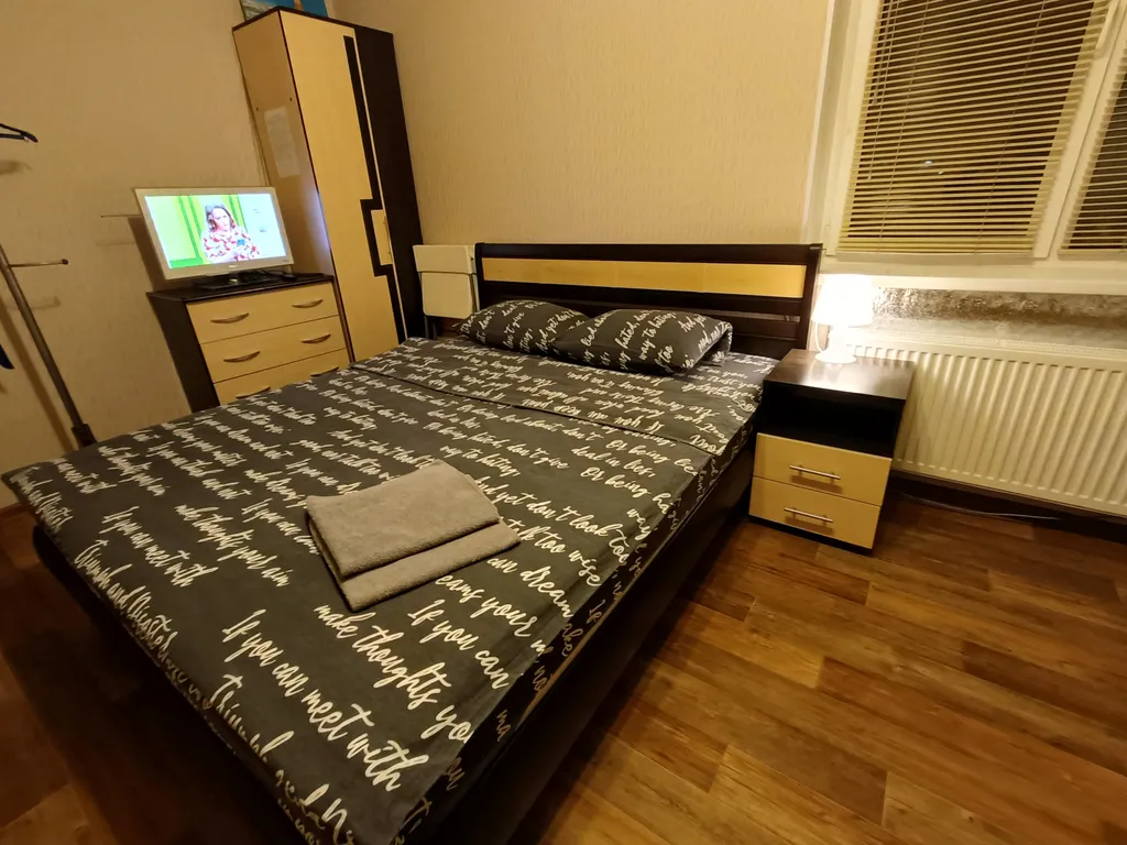 Студия с видом на сквер