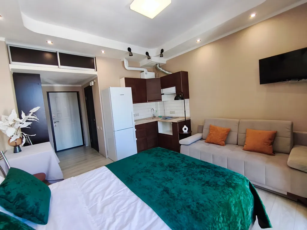 Стильная студия с балконом и  панорамным видом на горы