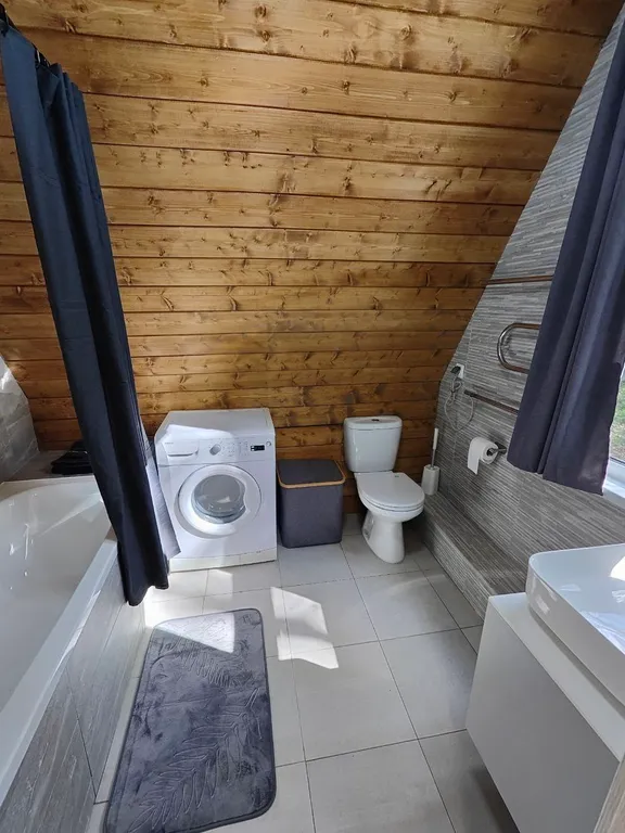 Большой уютный дом в лесу