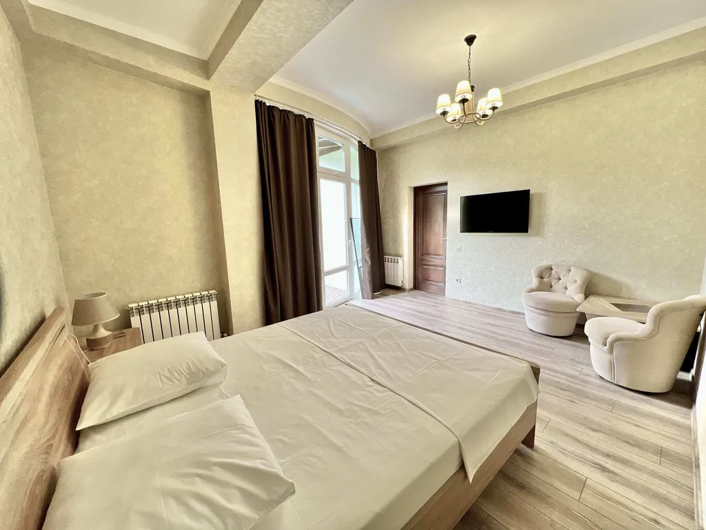 Дом в Гаспре с бассейном и беседкой