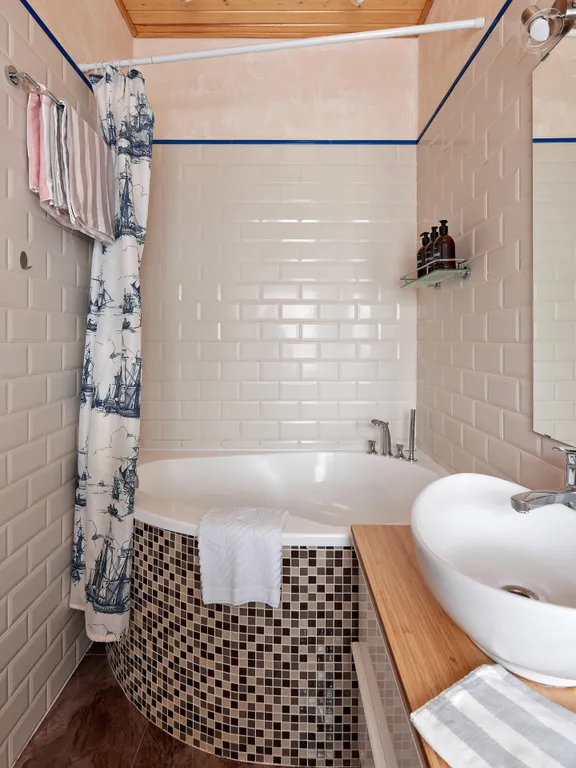 Красивый коттедж у озера для семьи в 20 минутах от города