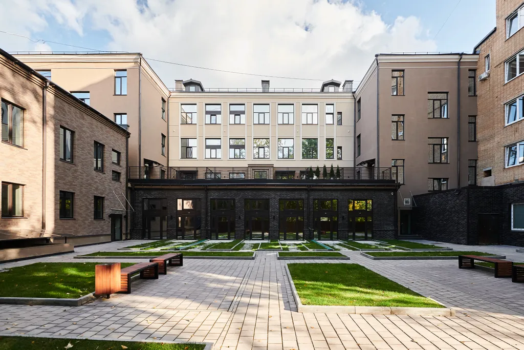 У метро Аэропорт