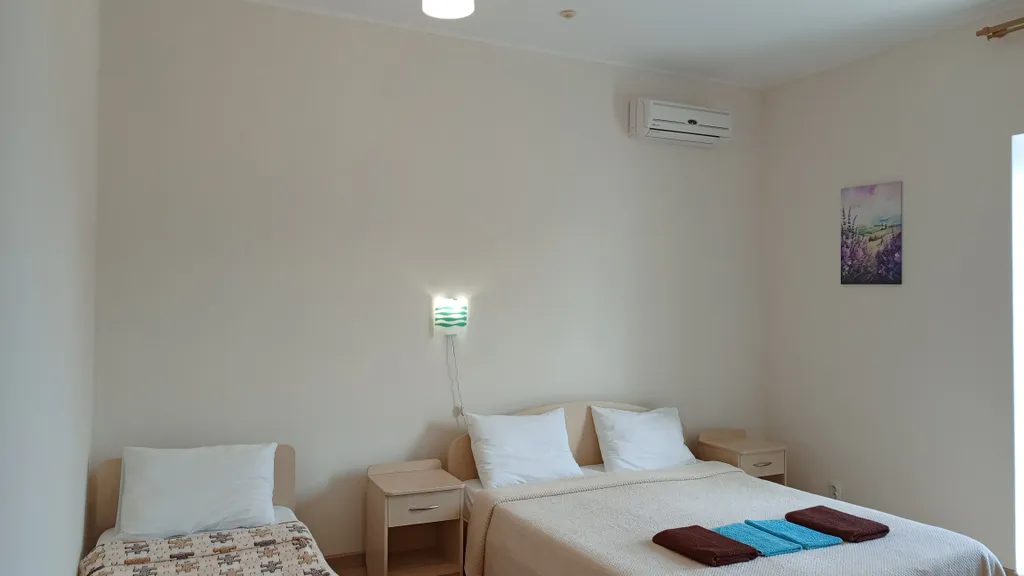 Трёхместная комната с санузлом и видом на море