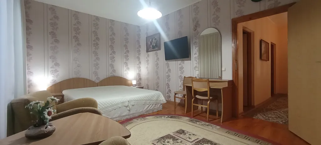 Уютный просторный дом с камином электрическим