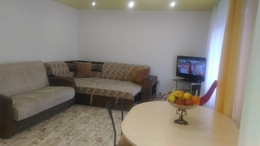 Дом, баня, чан на берегу реки Белой