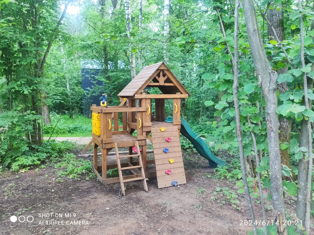 Новый стильный дом, большая лесная территория, недалеко от пруда с пляжем