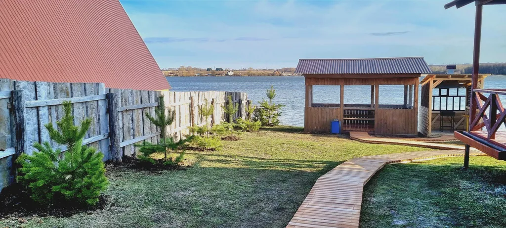 Уютный дом на берегу озера