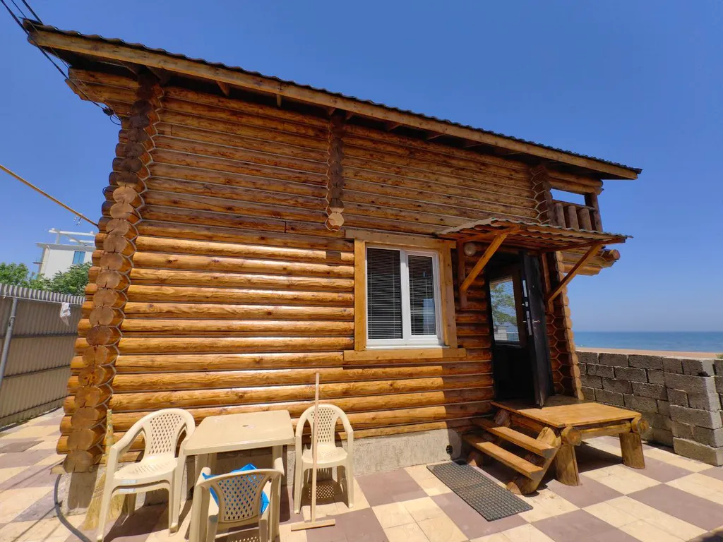 Домик на берегу моря у аквапарка