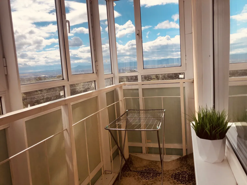 Квартира Квартира с большой кухней и диваном, Татышев пешком в 15-20 минутах — Красноярск