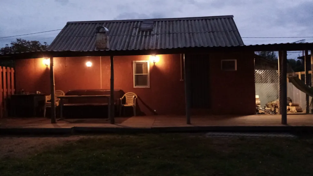 Благоустроенный дом на берегу с баней и катером