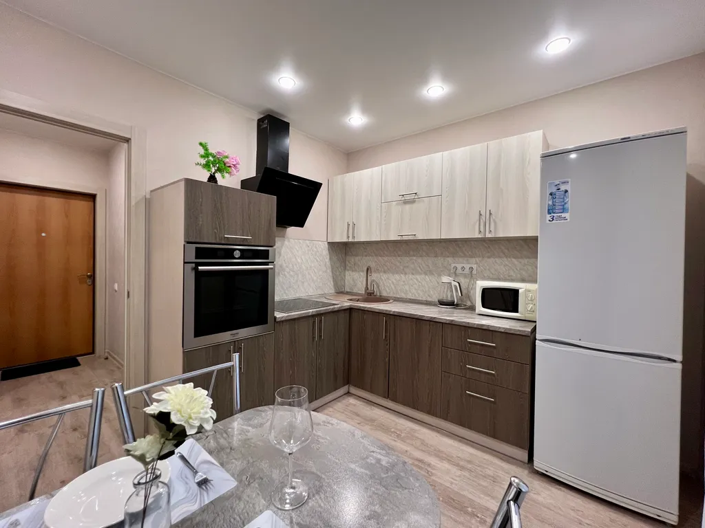 Дизайнерская квартира с огромным телевизором напротив кровати — аренда посуточно в Оренбург