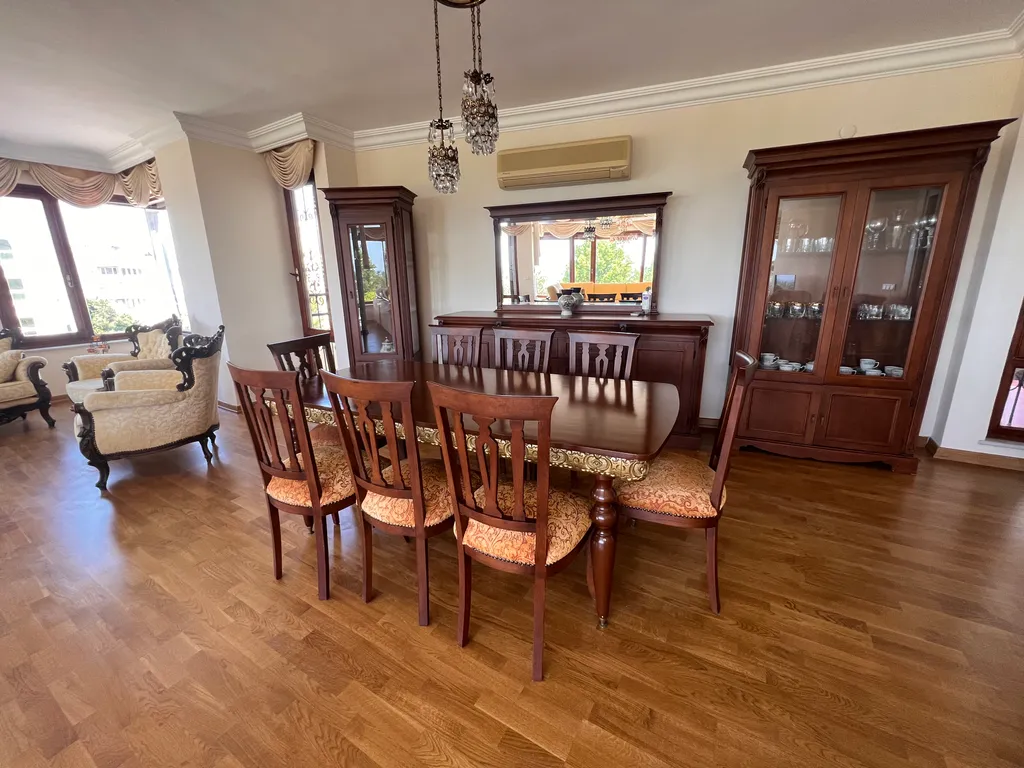 Spacious luxury waterfront flat