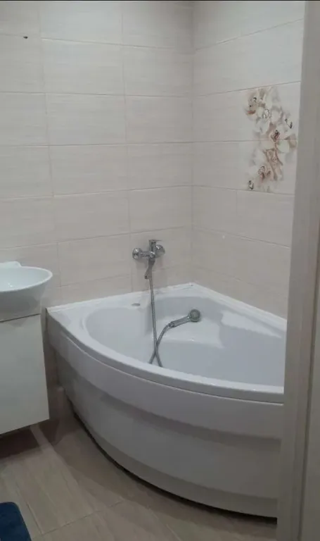 Студия с новым ремонтом мебелью и бытовой техникой