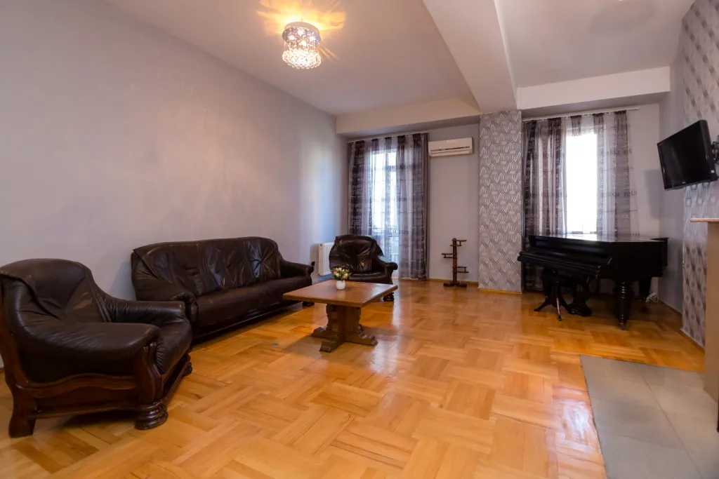 Трехкомнатная квартира с верандой в центре города