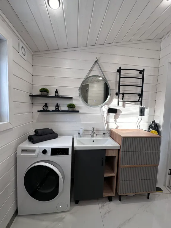 Дом на холме у леса