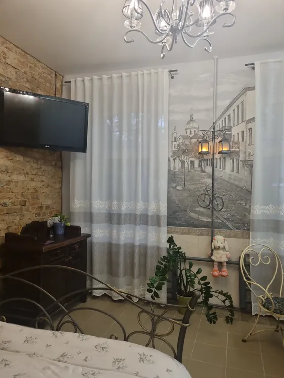 В историческом доме в центре города, уютные апартаменты, своя парковка