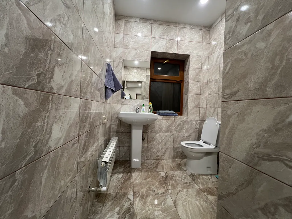 Новый дом в тихом месте недалеко от центра города