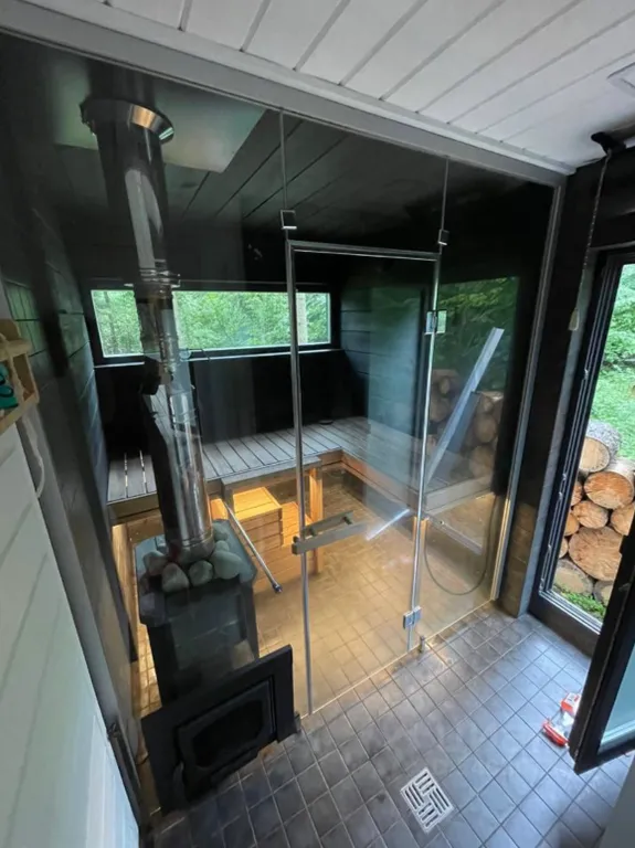 Уютный дом в тишине хвойного леса