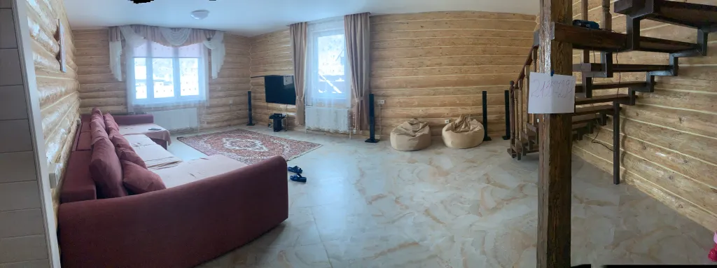 Дом в окружении леса