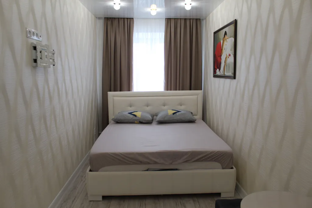 Уютная двухкомнатная квартира в спокойном районе, с кроватью и диваном