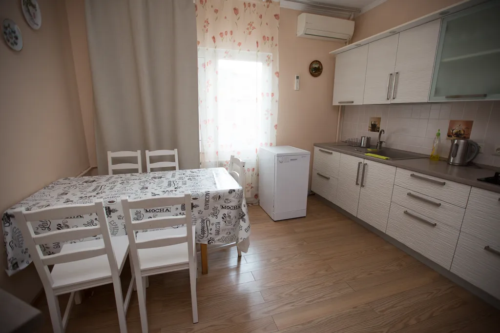 Трёхэтажный таунхаус в живописном месте с большим садом