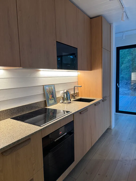 Дом в лесу рядом с озером