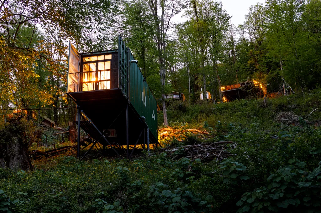 Домик на лесном склоне с видом на горы