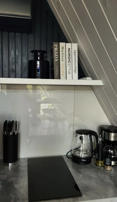 Уютный треугольный дом в 25 км от Минска с видом на лес.