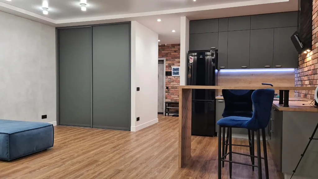 Стильная современная студия с дизайнерским ремонтом