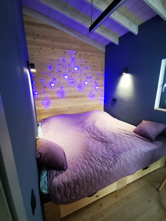 Домик на поляне любви в горах