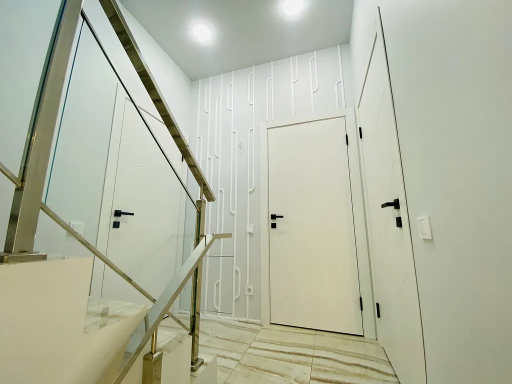 Трехэтажный коттедж с баней и бассейном