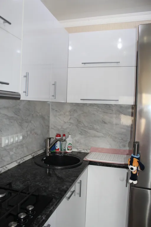 Уютная однокомнатная квартира в спокойном районе, с кроватью и диваном