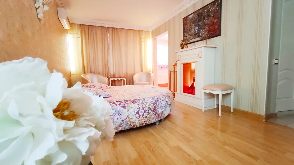 Квартира с золотой джакузи и камином