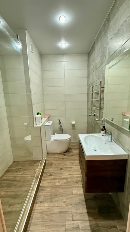 Просторный апартамент с видом на комсомольский парк рядом с озером