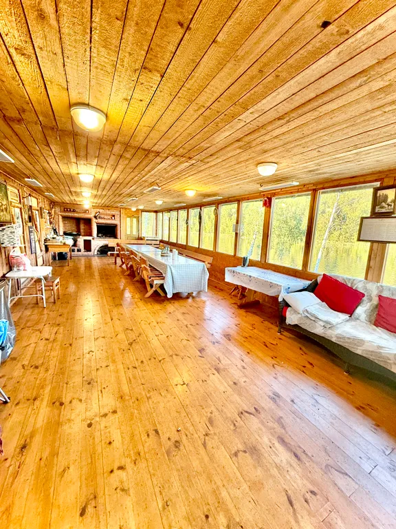 Домик с озером