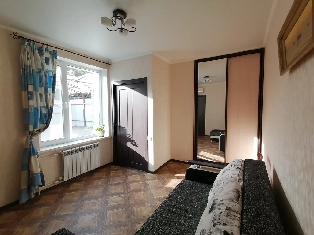 Двухкомнатный вместительный дом со двором