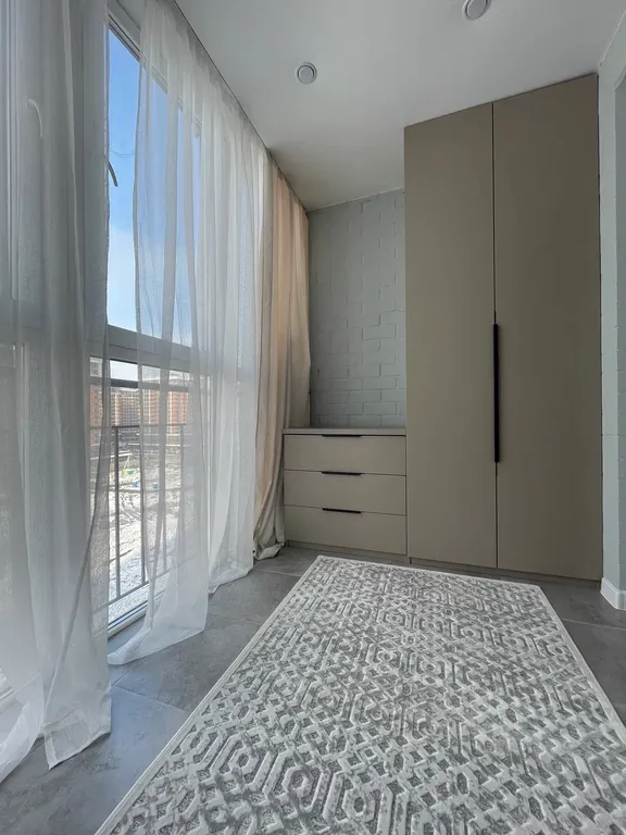 Стильная и уютная квартира с витражом на лоджии и прекрасным видом