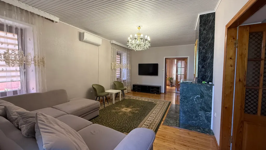 Деревянный дом с красивым видом на море