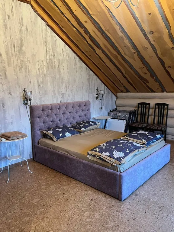 Большой дом с баней, бассейном и видом на озеро