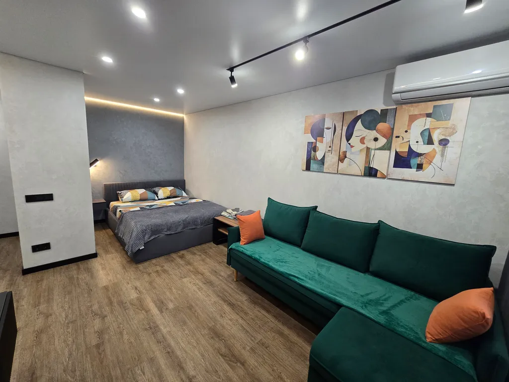 Квартира с дизайнерским ремонтом в центре города, площадь с голубями