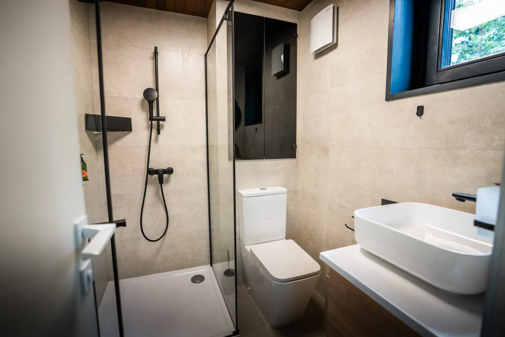 Наедине - дом в лесу